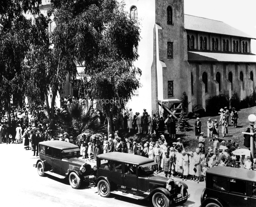Rudolph Valentinos Funeral 1926  WM.jpg